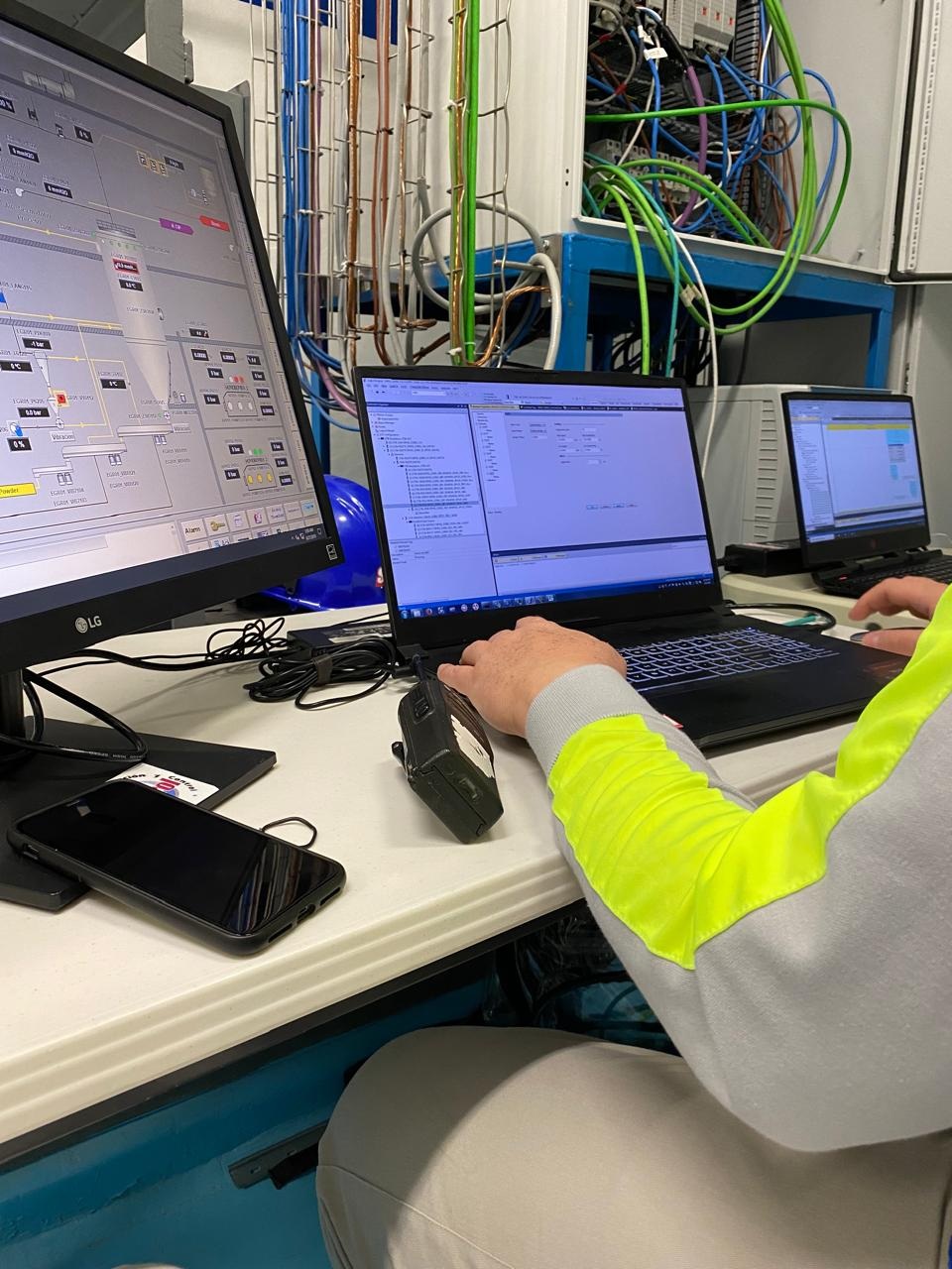 Ingeniero ZureX programando sistema de control en planta industrial